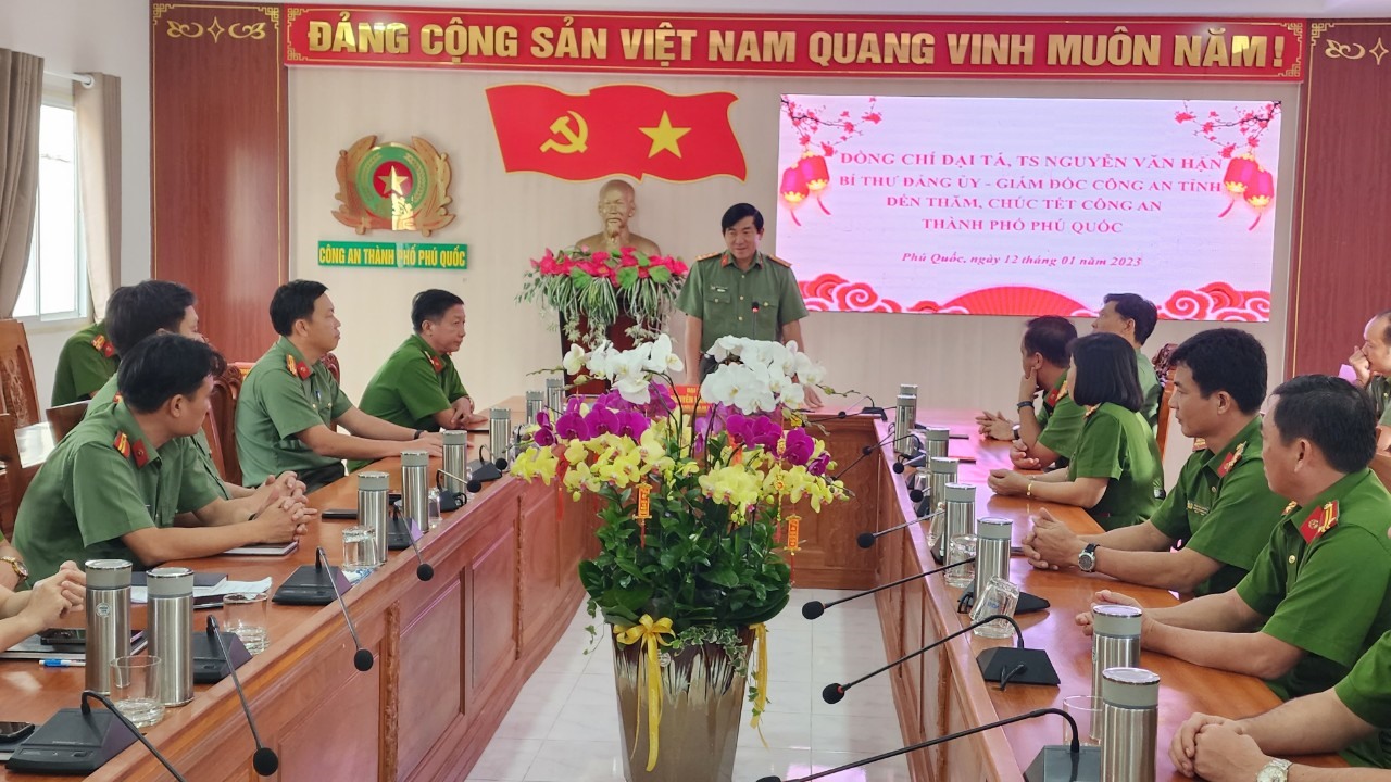 Đại tá Nguyễn Văn Hận, Giám đốc Công an tỉnh Kiên Giang chúc Tết cán bộ chiến sĩ  Công an TP. Phú Quốc. Ảnh: Công an cung cấp