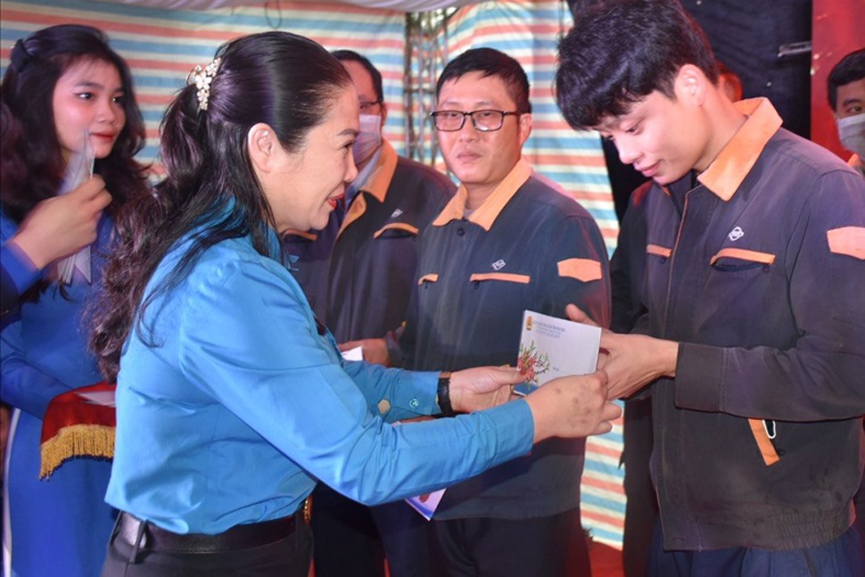 Bà Lê Thị Hải Yến - Phó Chủ tịch LĐLĐ tỉnh Hà Tĩnh trao quà cho công nhân trẻ hoàn cảnh khó khăn. Ảnh: Thanh Ngọc.