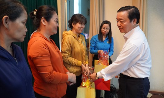 Phó Thủ tướng Trần Hồng Hà tặng quà Tết cho đoàn viên người lao động. Ảnh: Hà Anh Chiến