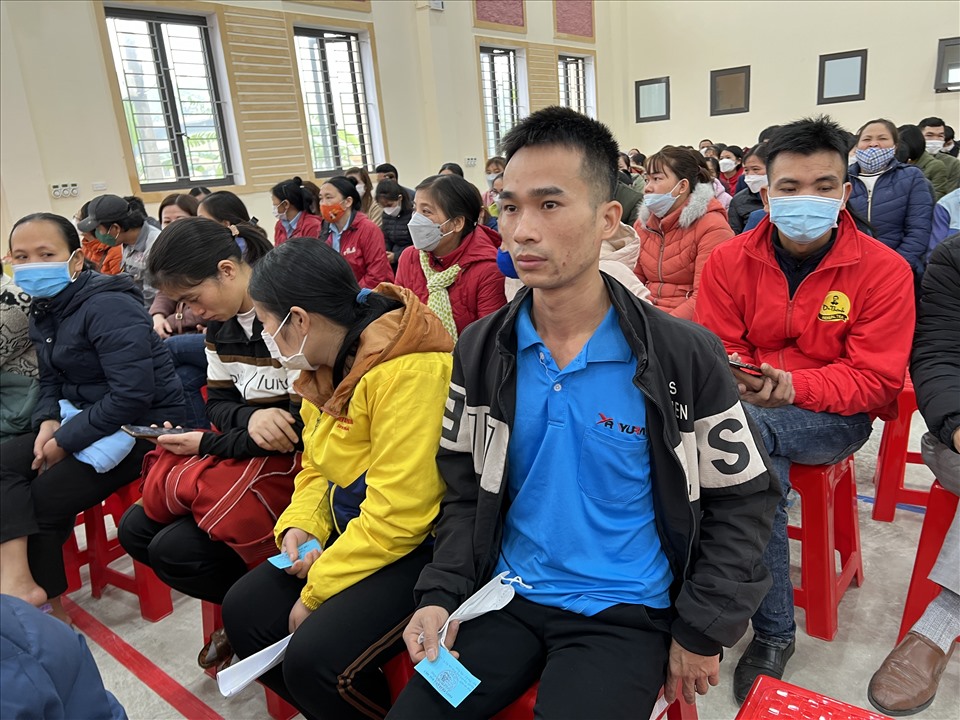 Anh Phạm Văn Đoàn hồi hộp xen lẫn xúc động khi cầm trên tay phiếu nhận quà Tết của Công đoàn. Ảnh: Linh Nguyên