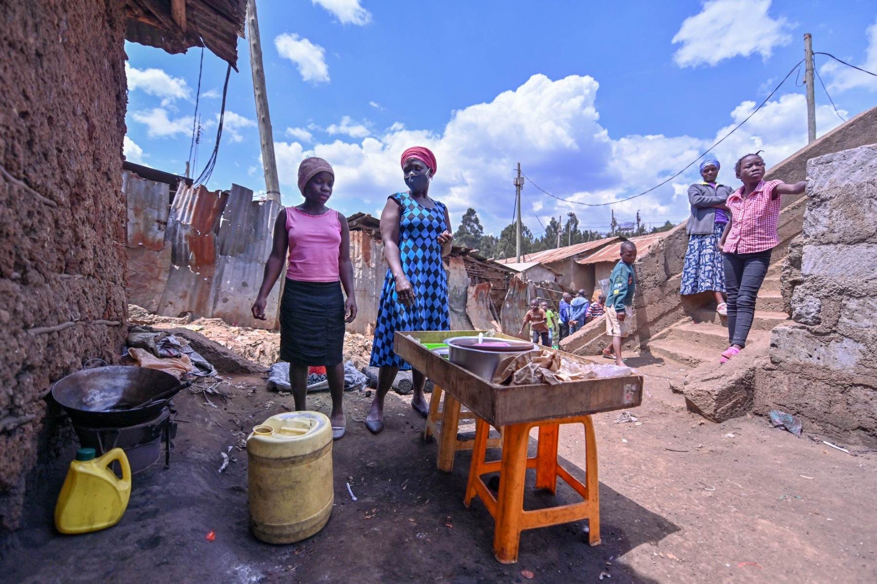 Một gia đình ở khu ổ chuột Kibera, Nairobi, Kenya. Ảnh: AFP