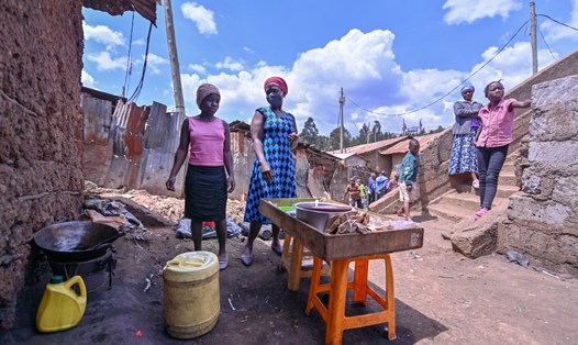 Một gia đình ở khu ổ chuột Kibera, Nairobi, Kenya. Ảnh: AFP