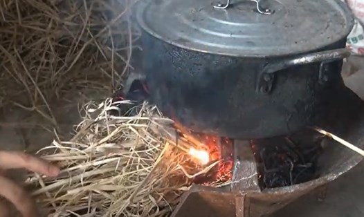 Bếp lửa nấu bằng rơm của ngoại. Ảnh minh họa: Nguyên An.
