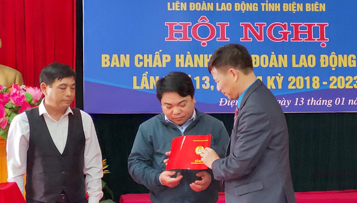 Ông Lê Thanh Hà - Chủ tịch LĐLĐ tỉnh Điện Biên trao Trao Bằng Lao động sáng tạo của Tổng LĐLĐ Việt Nam cho các cá nhân. Ảnh: Văn Thành Chương