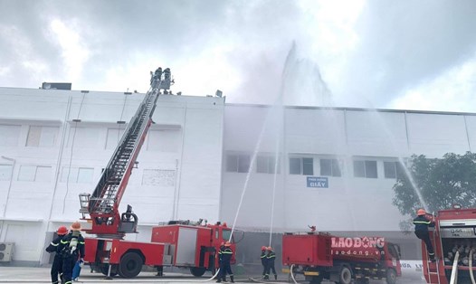 Cảnh sát PCCC diễn tập chữa cháy, cứu nạn cứu hộ. Ảnh: Phong Quang