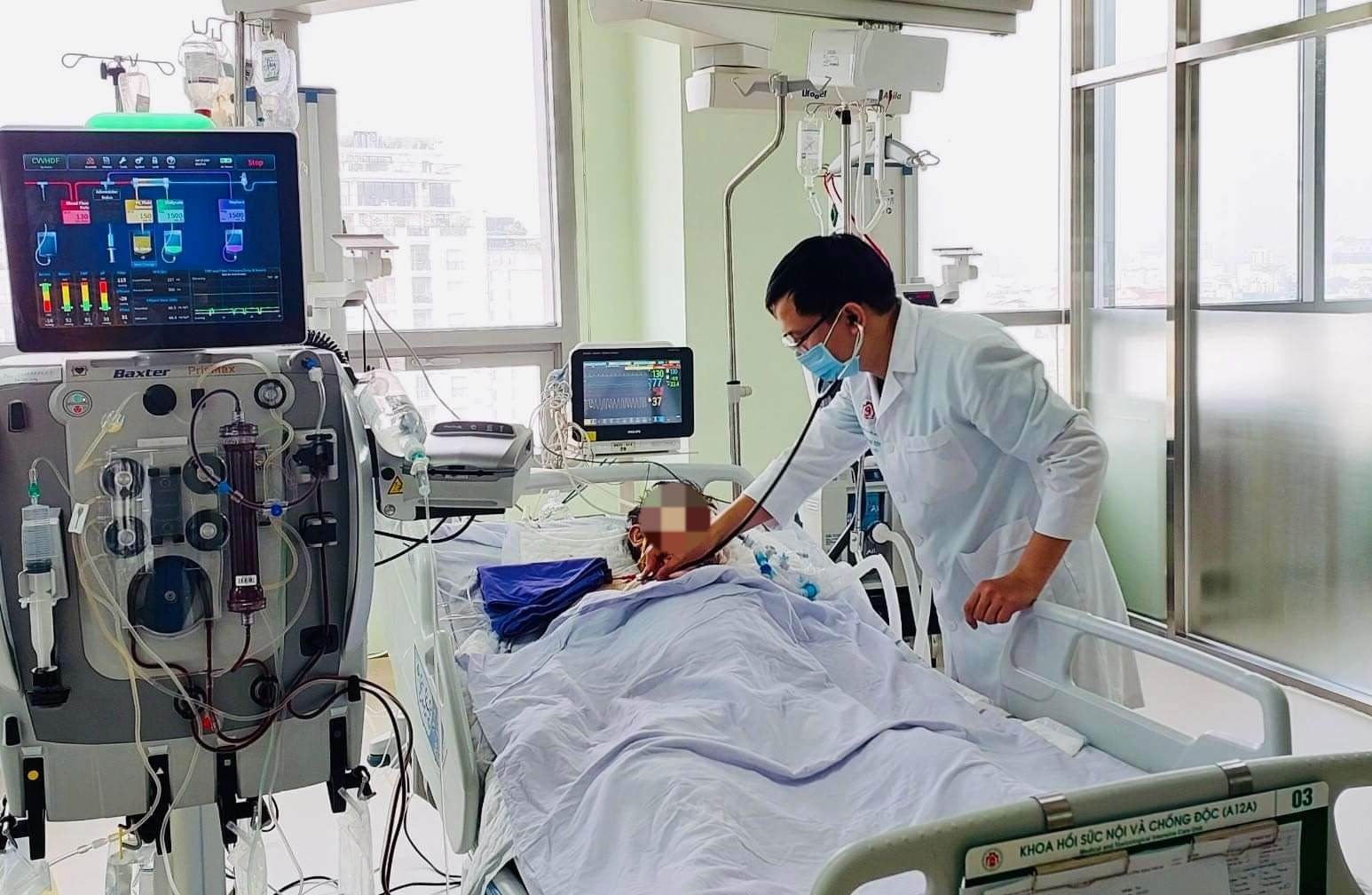 Bác sĩ đang điều trị cho bệnh nhân bị ngộ độc rượu. Ảnh: Bệnh viện cung cấp