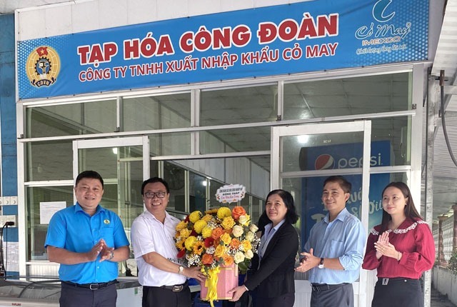 Khai trương cửa hàng tạp hóa Công đoàn phục vụ nhu cầu mua sắm của đoàn viên và người lao động. Ảnh: Lưu Hùng