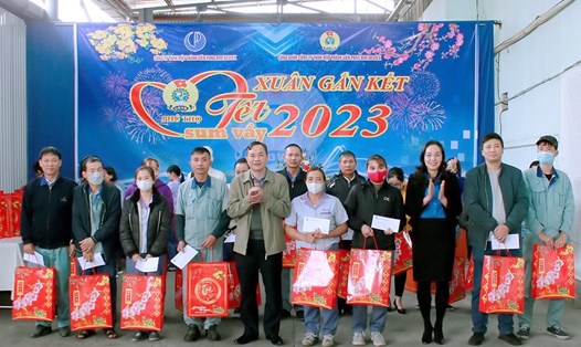 Ông Phạm Sơn  – Phó Chủ tịch Liên đoàn Lao động tỉnh Phú Thọ (thứ 5 từ trái qua)  trao quà Tết cho người lao động. Ảnh: Tuyết Mai