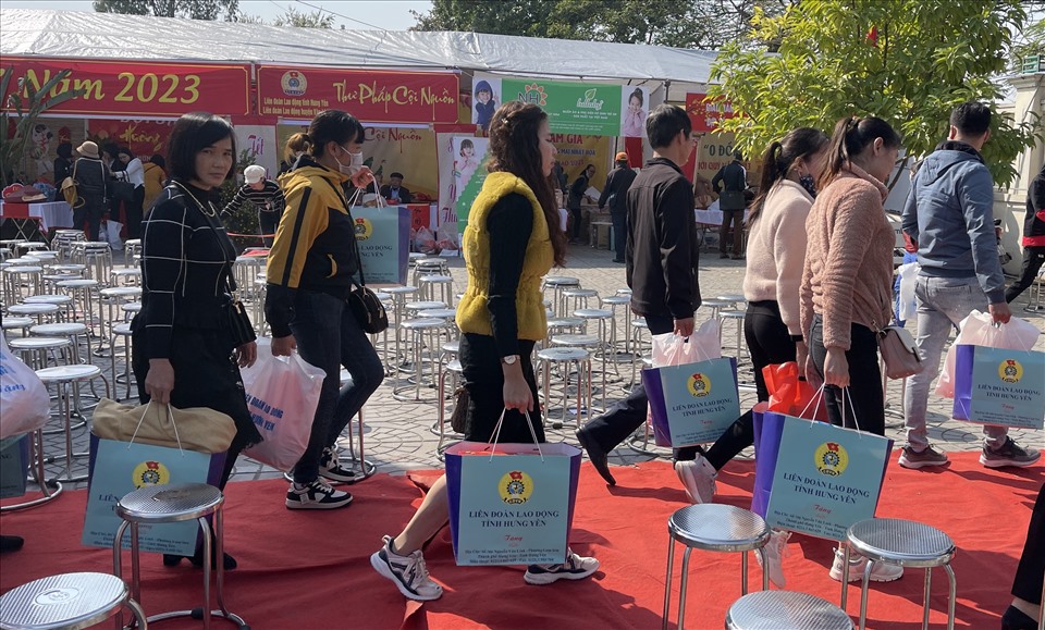 Công nhân có hoàn cảnh khó khăn được nhận quà Tết Quý Mão 2023 từ LĐLĐ tỉnh Hưng Yên. Ảnh: Hà Anh