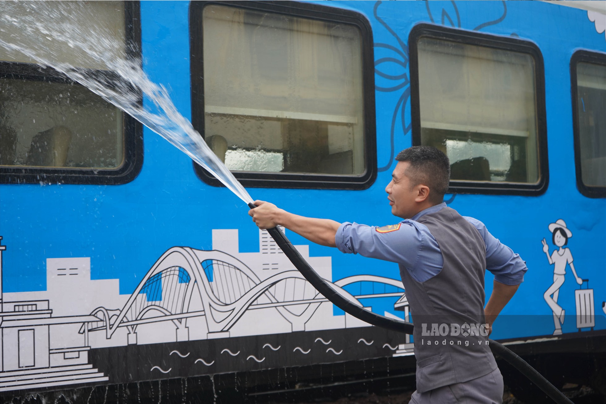 Tàu Hải Phòng "khoác áo mới" chở hành khách về quê ăn Tết. Ảnh: Lương Hà