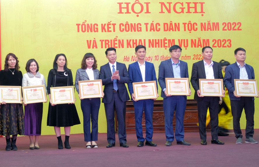 Các cá nhân có thành tích xuất sắc trong công tác dân tộc năm 2022 nhận giấy khen của Ban Dân tộc TP Hà Nội. Ảnh: Phạm Đông