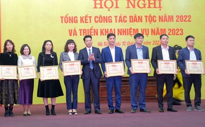 Các cá nhân có thành tích xuất sắc trong công tác dân tộc năm 2022 nhận giấy khen của Ban Dân tộc TP Hà Nội. Ảnh: Phạm Đông