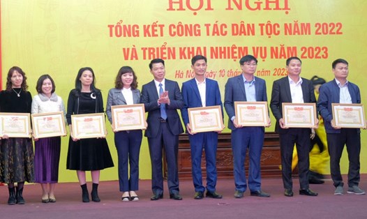 Các cá nhân có thành tích xuất sắc trong công tác dân tộc năm 2022 nhận giấy khen của Ban Dân tộc TP Hà Nội. Ảnh: Phạm Đông