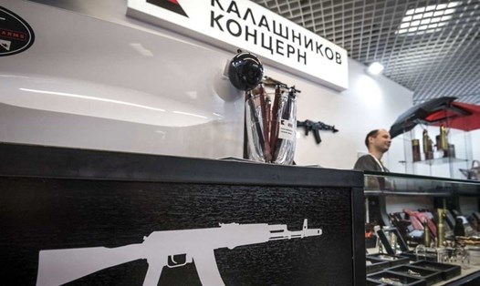 Cửa hàng của tập đoàn sản xuất vũ khí Nga Kalashnikov ở Mátxcơva. Ảnh: AFP