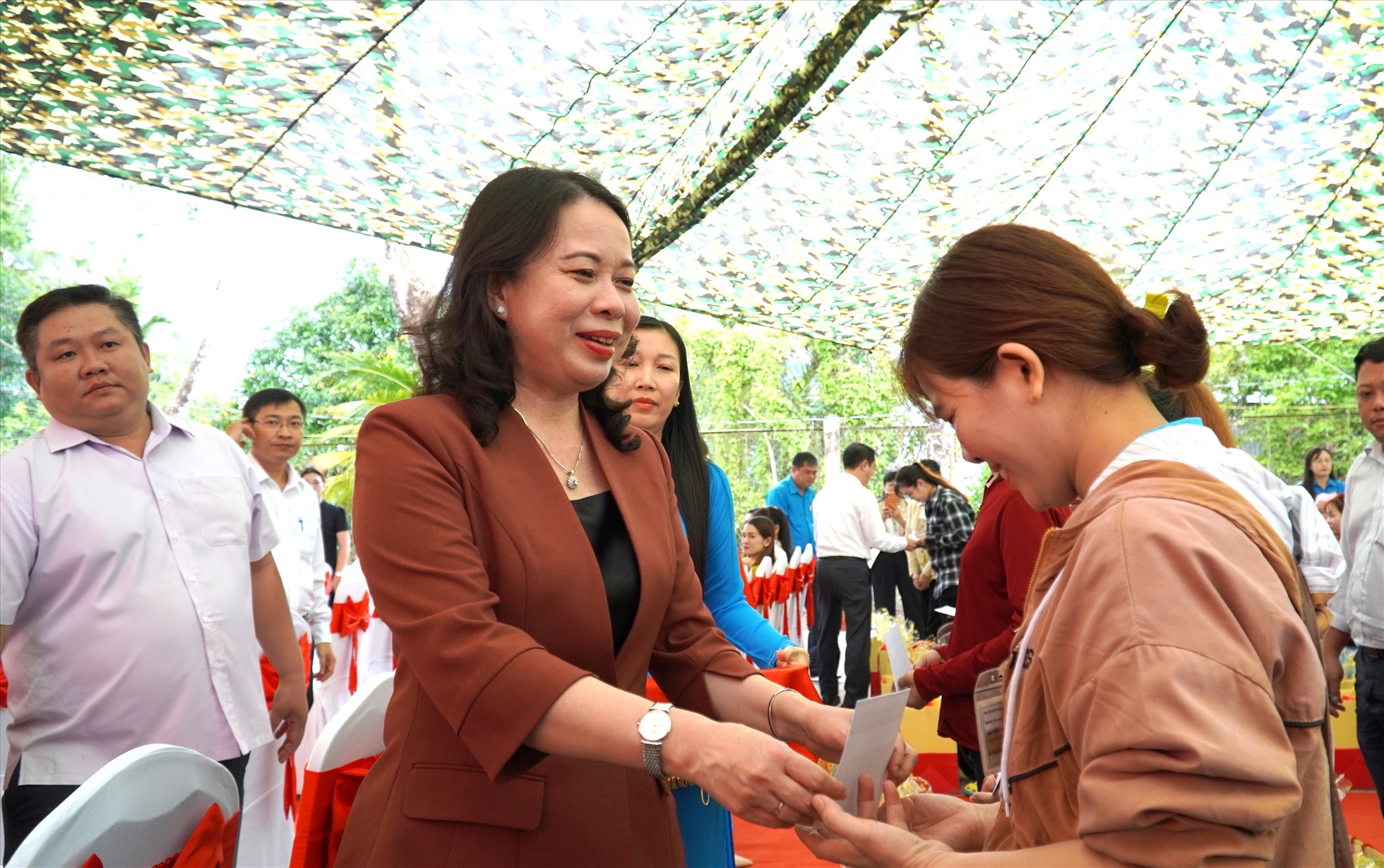 Phó Chủ tịch nước Võ Thị Ánh Xuân tặng quà Tết cho công nhân tại Hậu Giang. Ảnh: Văn Sỹ