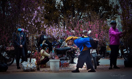 Chợ Tết với người già là sống lại những ký ức. Ảnh: Nguyễn Quang Hồng