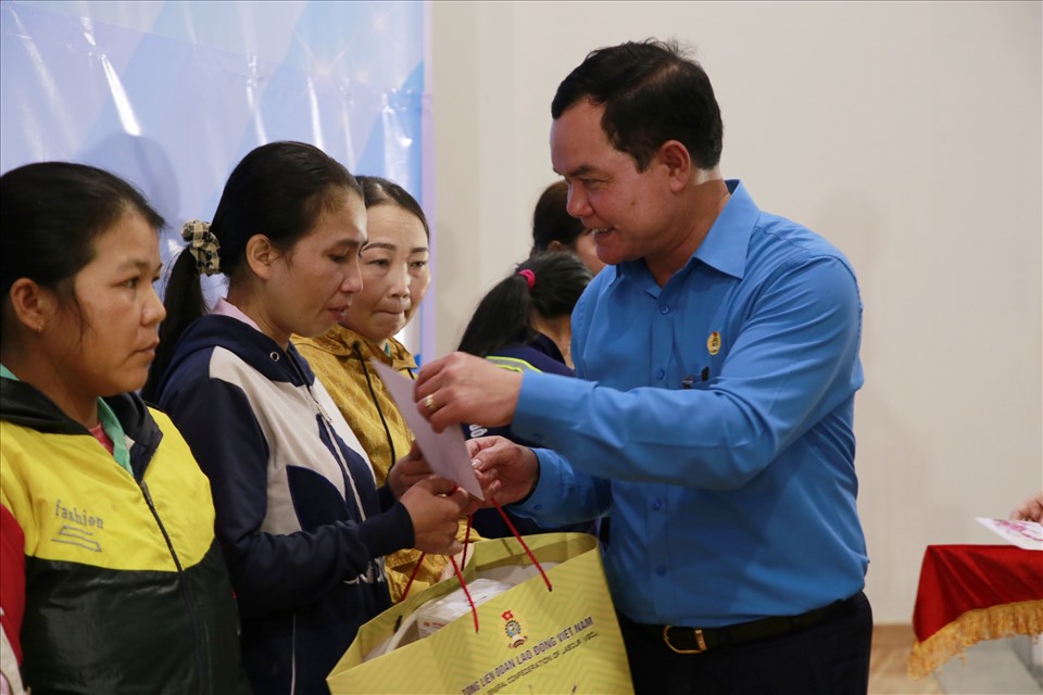 Ông Nguyễn Đình Khang- Chủ tịch Tổng Liên đoàn Lao động Việt Nam đã đến thăm hỏi và trao quà cho công nhân, người lao động gặp khó khăn tại tỉnh Quảng Nam. Ảnh: Văn Trực