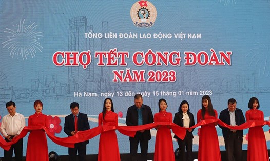"Chợ Tết Công đoàn" năm 2023 tại Hà Nam khai mạc ngày 13.1. Ảnh: Thuý Chinh