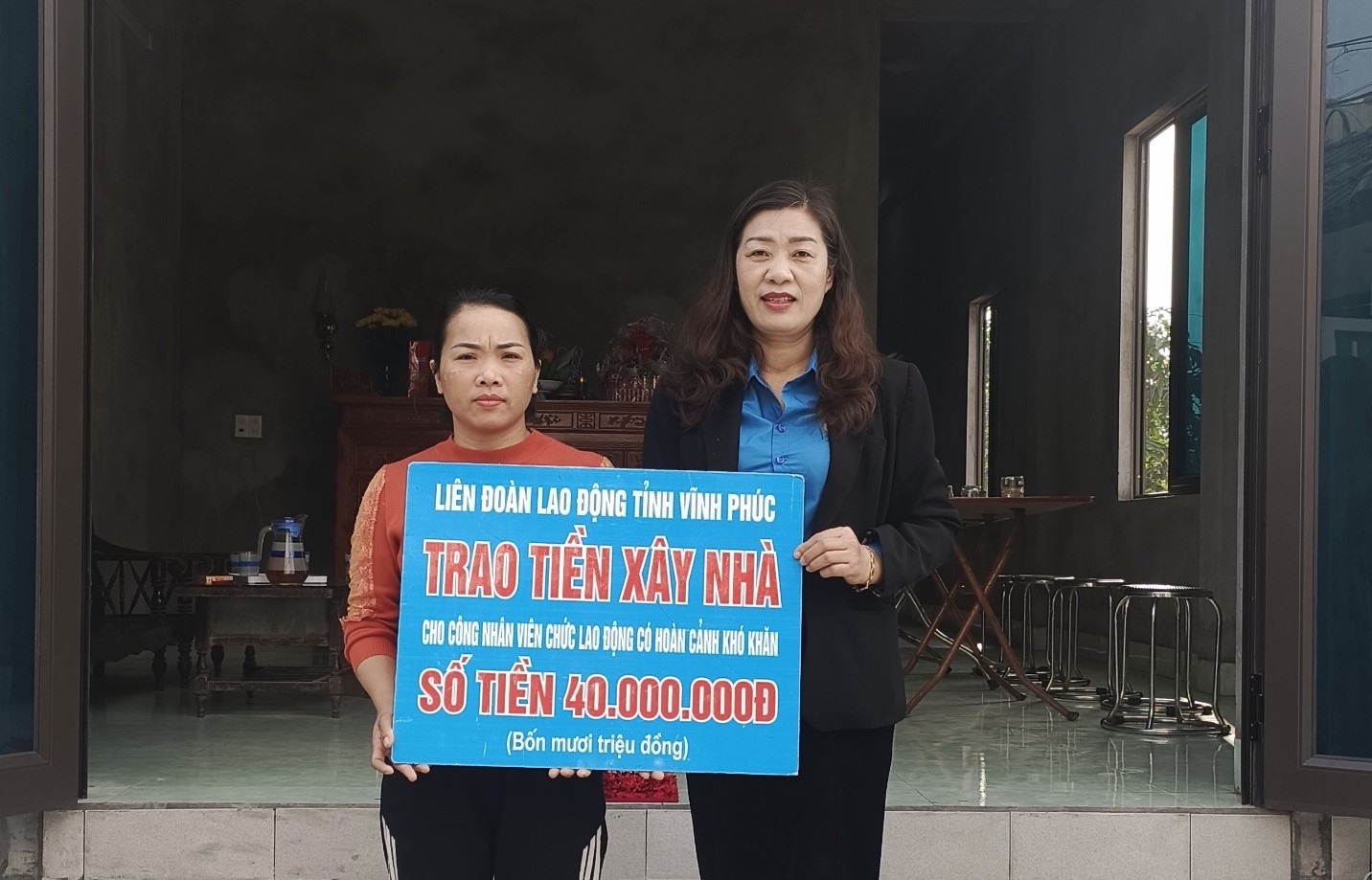 Bà Nguyễn Thị Thúy Hà - Phó Chủ tịch Liên đoàn Lao động tỉnh Vĩnh Phúc trao kinh phí hỗ trợ Mái ấm công đoàn cho đoàn viên Bùi Thị Toan. Ảnh: Kim Dung