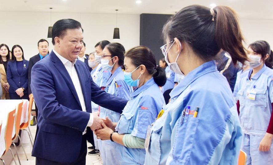 Bí thư Thành ủy Hà Nội Đinh Tiến Dũng thăm, chúc Tết công nhân lao động tại Công ty TNHH Điện Stanley Việt Nam. Ảnh: Viết Thành