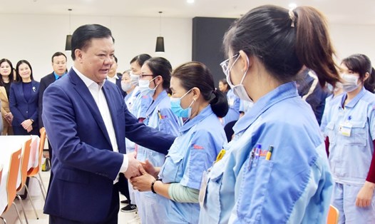 Bí thư Thành ủy Hà Nội Đinh Tiến Dũng thăm, chúc Tết công nhân lao động tại Công ty TNHH Điện Stanley Việt Nam. Ảnh: Viết Thành