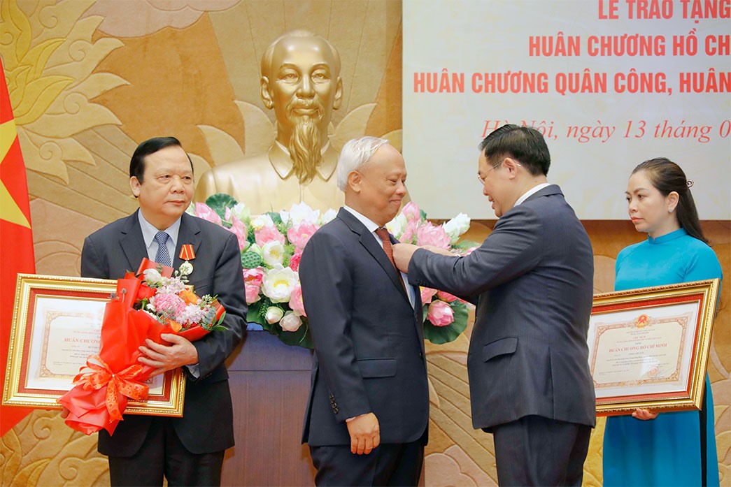Trao tặng huân chương cho lãnh đạo, nguyên lãnh đạo Quốc hội