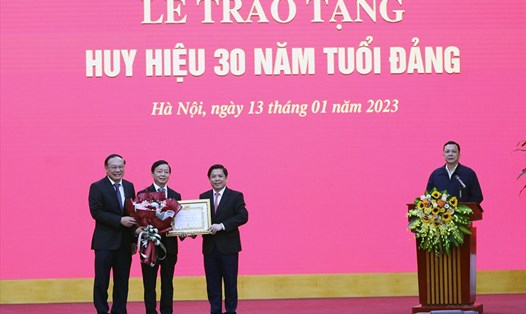 Phó Thủ tướng, Bộ trưởng Bộ Tài nguyên và Môi trường Trần Hồng Hà nhận Huy hiệu 30 năm tuổi Đảng. Ảnh Khương Trung
