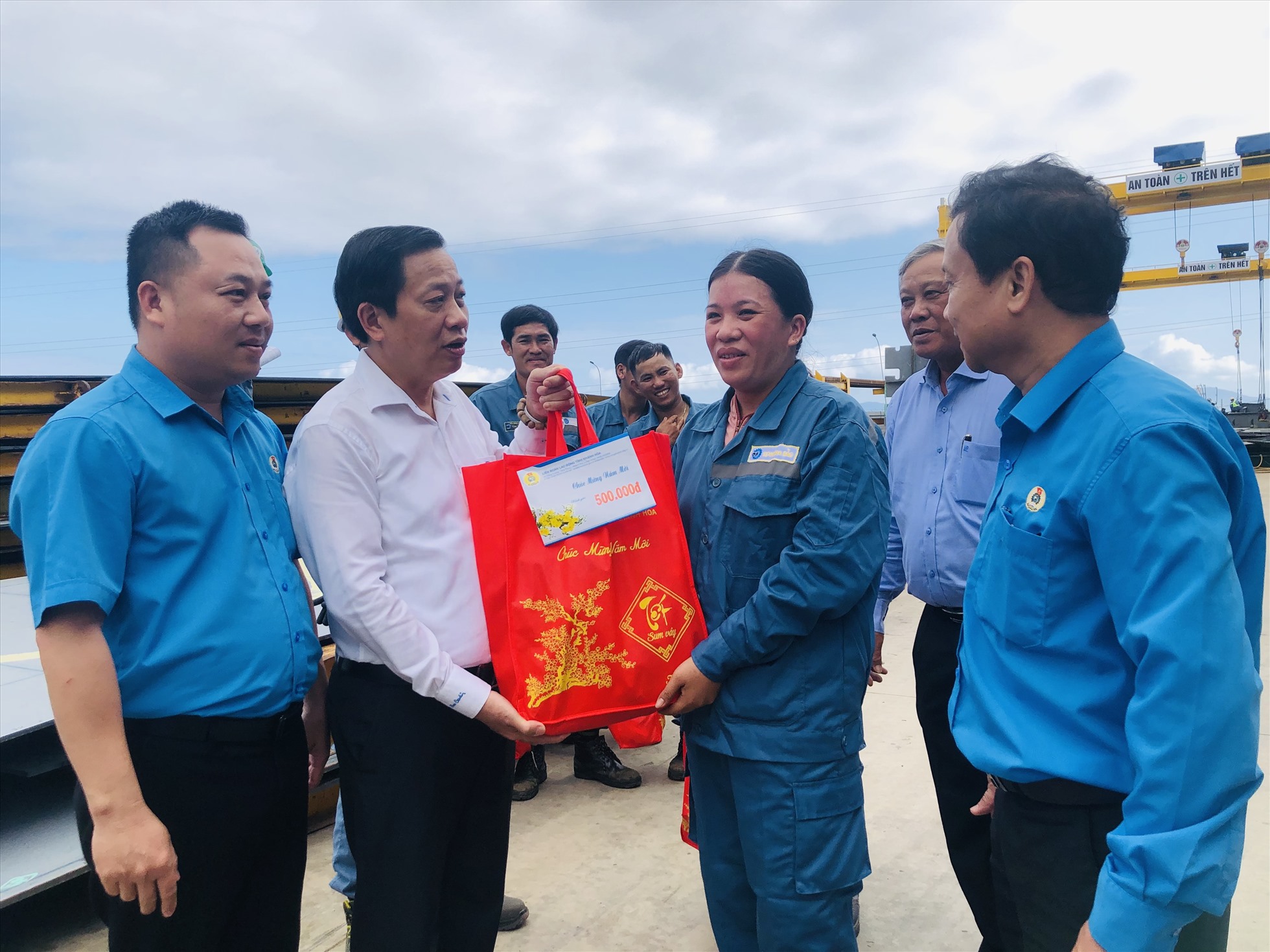 Ông Hà Quốc Trị- Phó Bí thư Tỉnh ủy Khánh Hoà cùng lãnh đạo LĐLĐ tỉnh tặng quà Tết cho CNLĐ tại Công ty Cơ khí Gia Bảo (Thị xã Ninh Hoà). Ảnh: Phương Linh