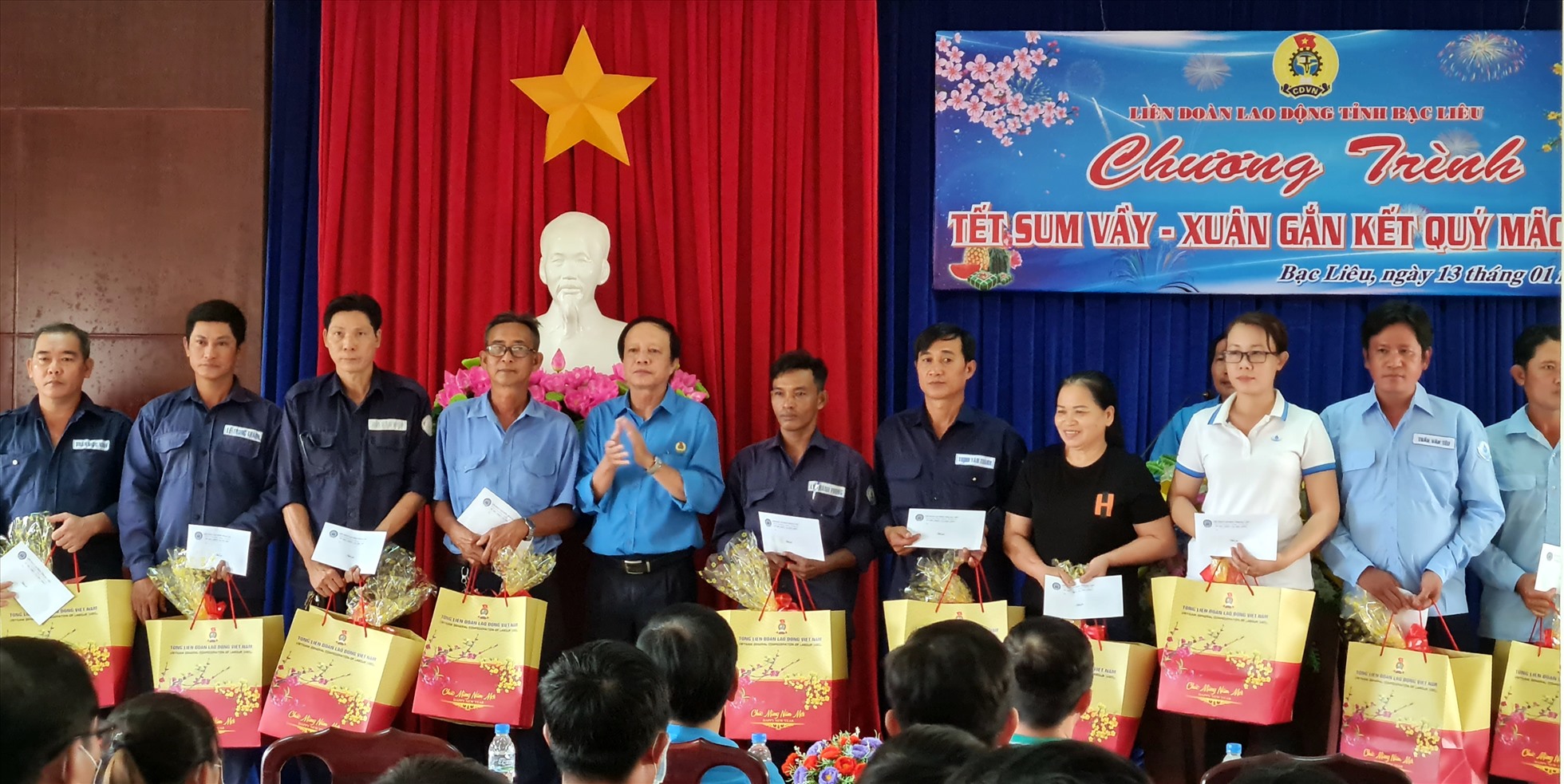 Chương trình Tết sum vầy - Xuân gắn kết đến với công nhân lao động khó khăn tỉnh Bạc Liêu. Ảnh: Nhật Hồ