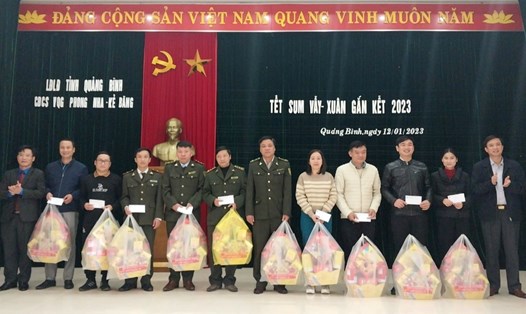 Lãnh đạo LĐLĐ tỉnh Quảng Bình và CĐCS VQG Phong Nha - Kẻ Bàng trao hỗ trợ cho NLĐ nhân dịp Tết sum vầy 2023. Ảnh: Đ.T