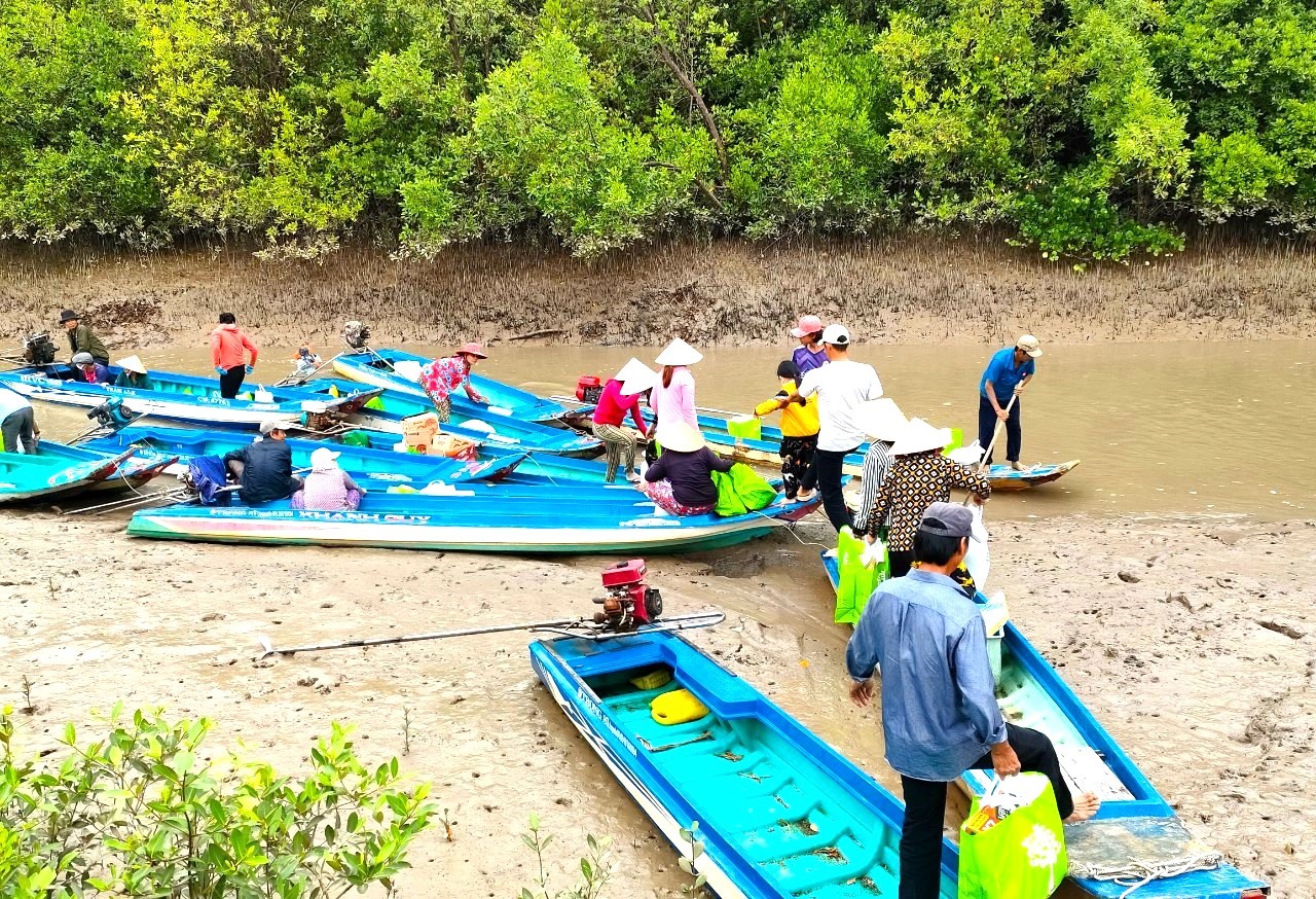 Người dân Đất Mũi, nơi tận cùng tổ  quốc ở xã Đất Mũi, huyện Ngọc Hiển, tỉnh Cà Mau đi vỏ lãi nhận quà Tết Quý Mão. Anh: Nhật Hồ