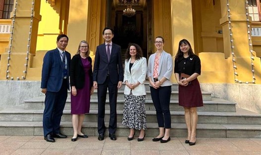 Thứ trưởng Ngoại giao Đỗ Hùng Việt (thứ ba từ trái) tiếp Đại sứ Mỹ tại Hội đồng Nhân quyền Liên Hợp Quốc Michele Taylor (thứ tư từ trái). Ảnh: BNG