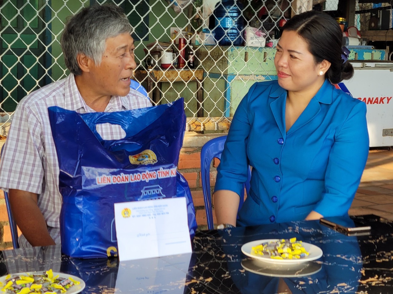 Đồng chí Nguyễn Thị Hoàn Xuân - Phó Chủ tịch Thường trực LĐLĐ tỉnh Kiên Giang thăm, tặng quà cho đoàn viên. Ảnh: Mỹ Linh