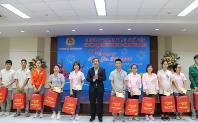 Ông Ngô Đông Hải - Ủy viên BCH Trung ương đảng; Bí Thư tỉnh ủy Thái Bình trao quà động viên công nhân lao động. Ảnh: Bá Mạnh