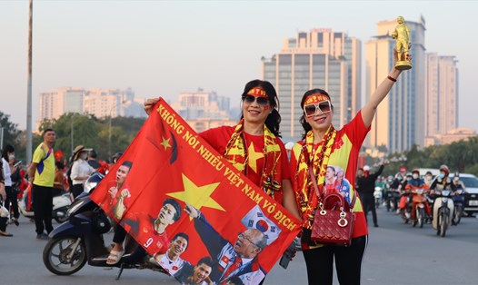 Người hâm mộ tới sân cổ vũ cho đội tuyển Việt Nam. Ảnh: Minh Hà