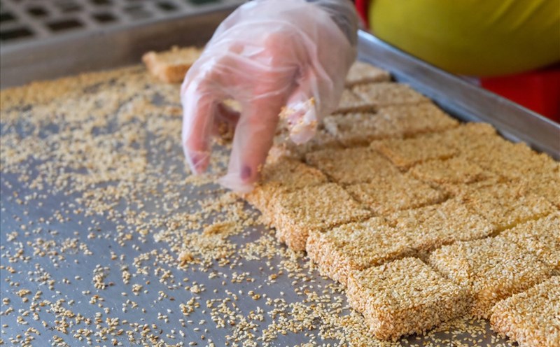 Bánh khô mè đặc sản Đà Nẵng. Ảnh: Hoàng Vinh