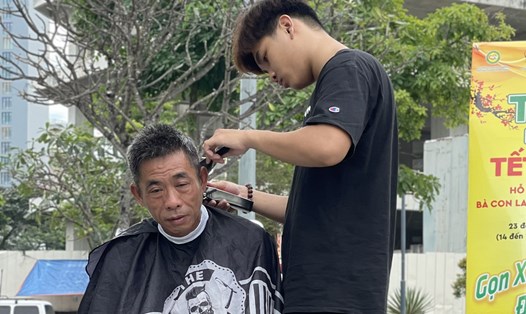 Nhóm thợ cắt tóc miễn phí cho người lao động nghèo ở Đà Nẵng. Ảnh: Ngọc Thanh