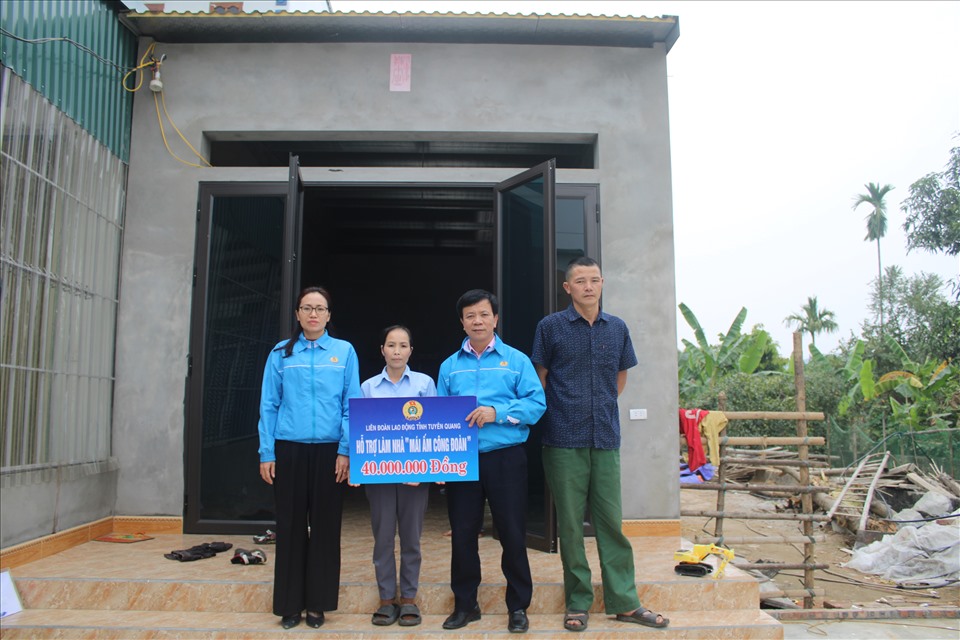 Đại diện Công đoàn các Khu Công nghiệp tỉnh Tuyên Quang trao hỗ trợ tới gia đình đoàn viên Nguyễn Thị Huệ. Ảnh: Phương Thu