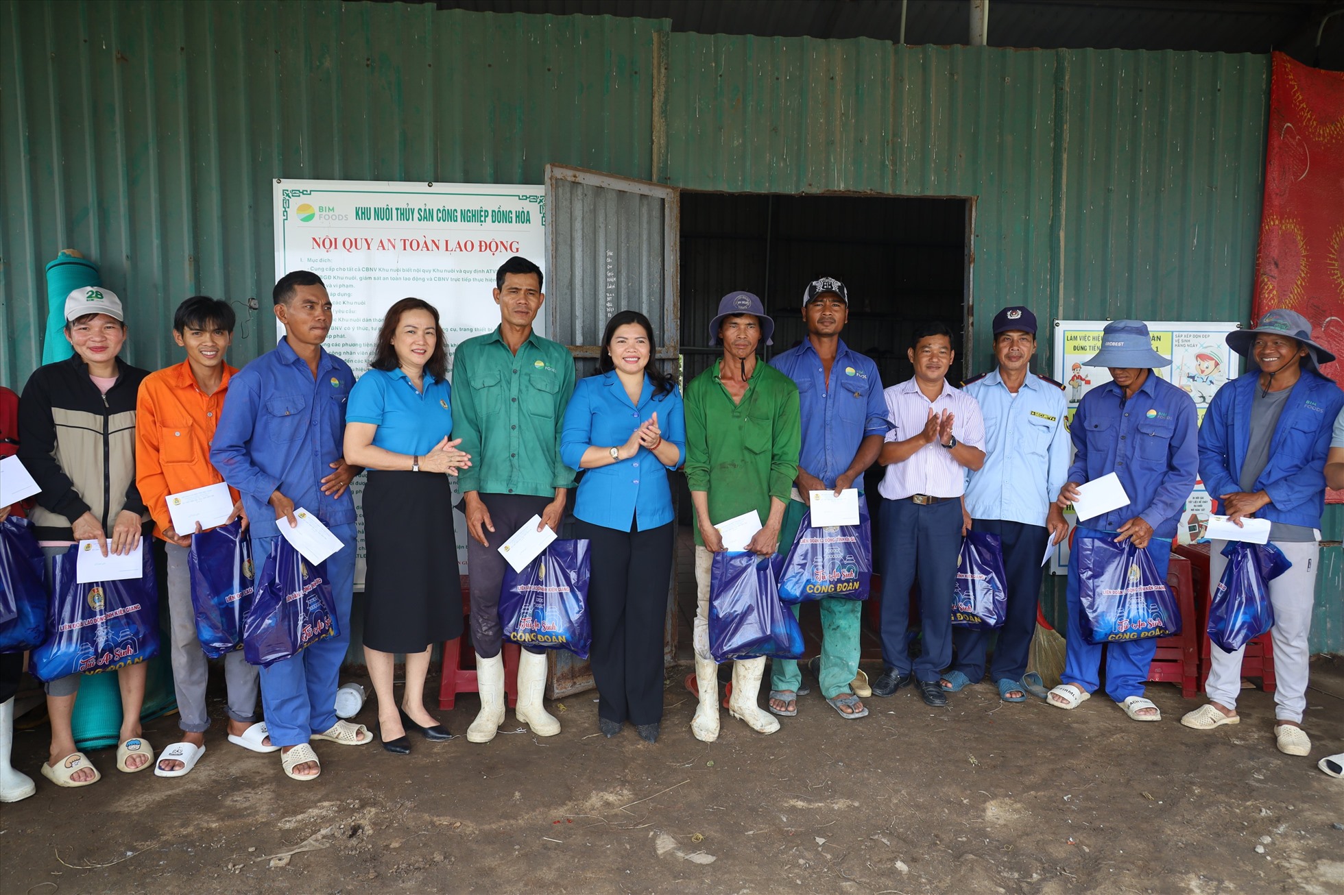 Nhiều hoạt động thăm, tặng quà Tết cho đoàn viên, người lao động được tổ chức trên khắp địa bàn tỉnh. Ảnh: Mỹ Linh