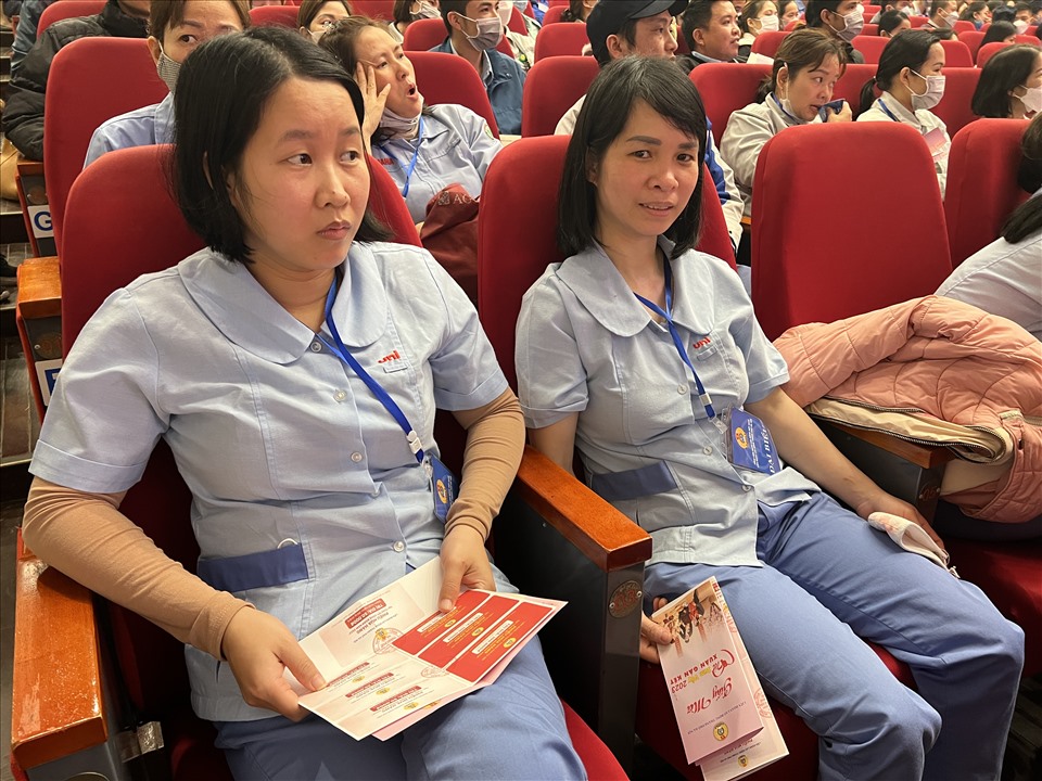 Trên tay chị Phùng Thị Vân (bên trái) là phiếu mua hàng của Công đoàn hỗ trợ để mua sắm tại “Chợ Tết Công đoàn” trong chương trình Tết Sum vầy do Liên đoàn Lao động Thành phố Hà Nội tổ chức. Ảnh: Linh Nguyên