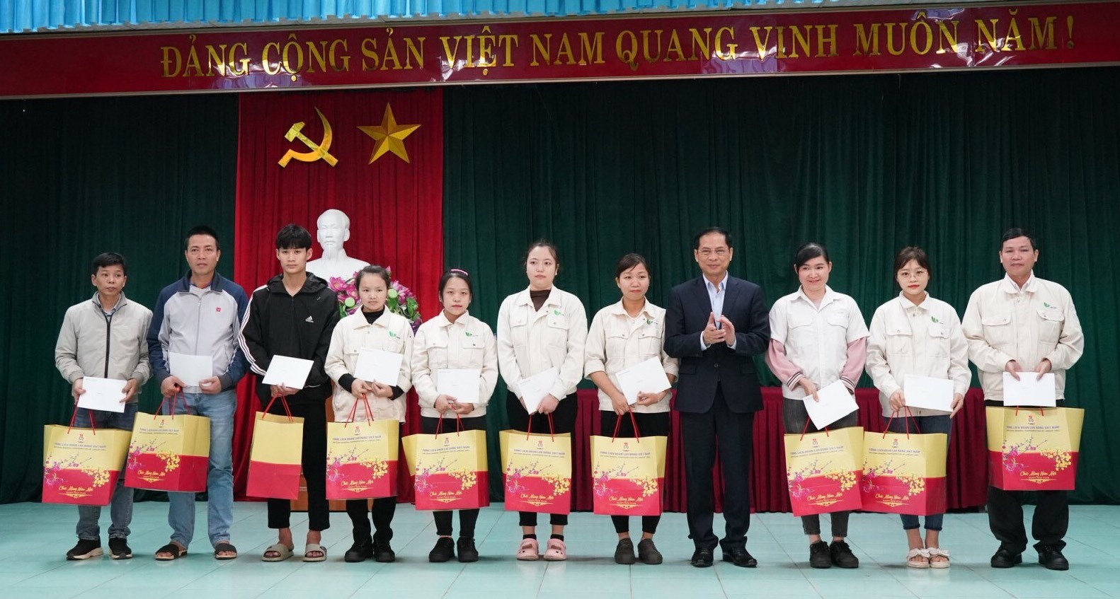 Bộ trưởng Bộ Ngoại giao Bùi Thanh Sơn trao quà tới công nhân lao động có hoàn cảnh khó khăn. Ảnh: Lâm Nguyễn