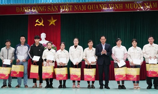Bộ trưởng Bộ Ngoại giao Bùi Thanh Sơn trao quà tới công nhân lao động có hoàn cảnh khó khăn. Ảnh: Lâm Nguyễn