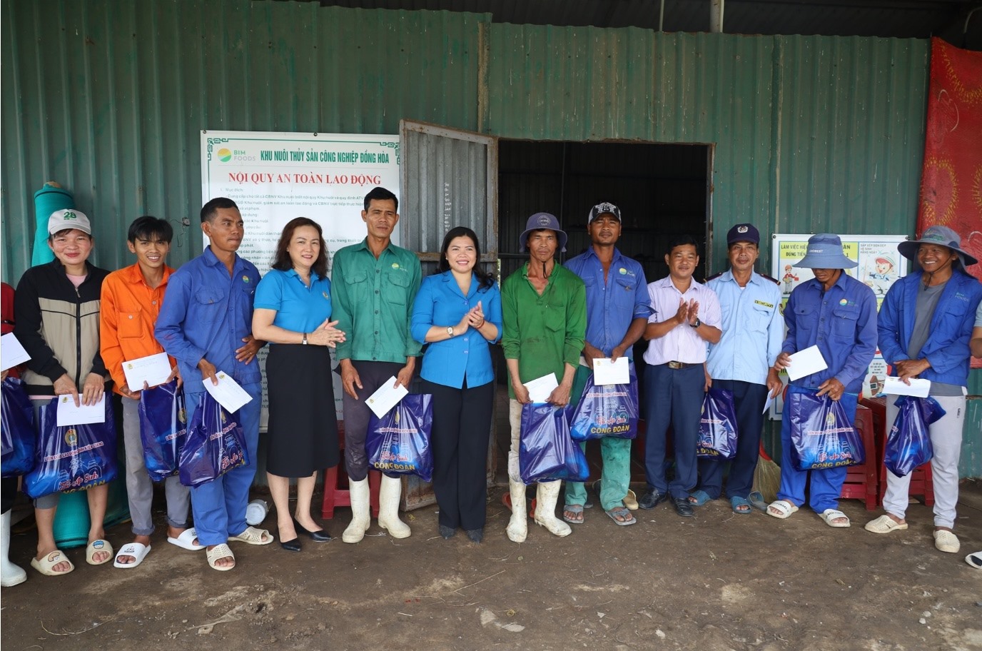 Nhiều hoạt động thăm, tặng quà Tết cho đoàn viên, người lao động được tổ chức trên khắp địa bàn tỉnh. Ảnh: Mỹ Linh