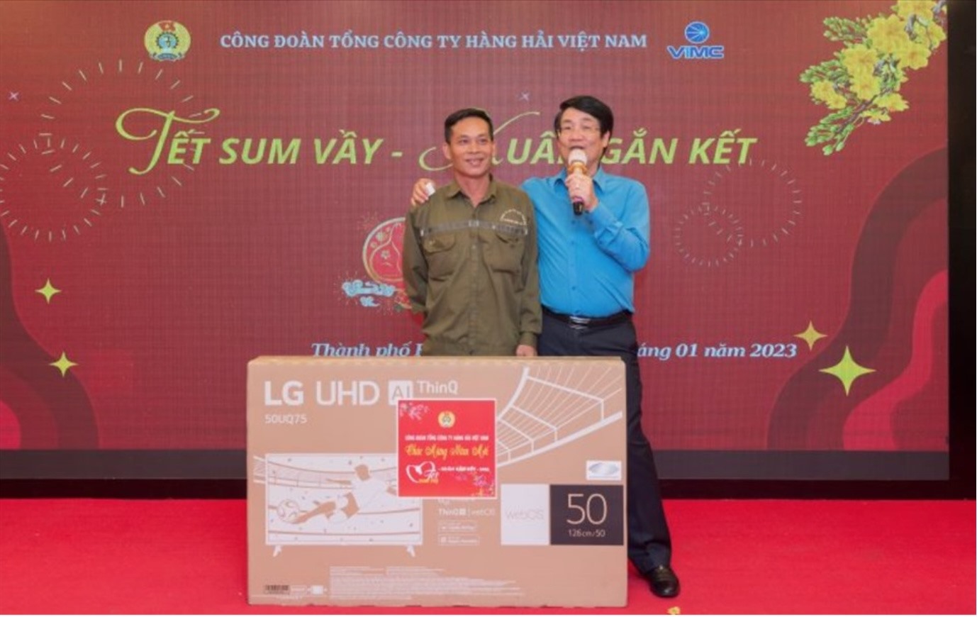 Chủ tịch Công đoàn Tổng Công ty Hàng hải Việt Nam Lê Phan Linh trao thưởng cho người lao động (bên trái) tại nội dung "Quay số may mắn". Ảnh: Linh Chu