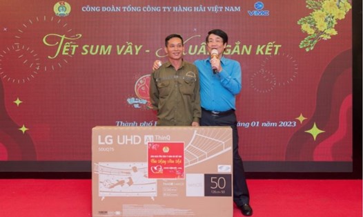 Chủ tịch Công đoàn Tổng Công ty Hàng hải Việt Nam Lê Phan Linh trao thưởng cho người lao động (bên trái) tại nội dung "Quay số may mắn". Ảnh: Linh Chu