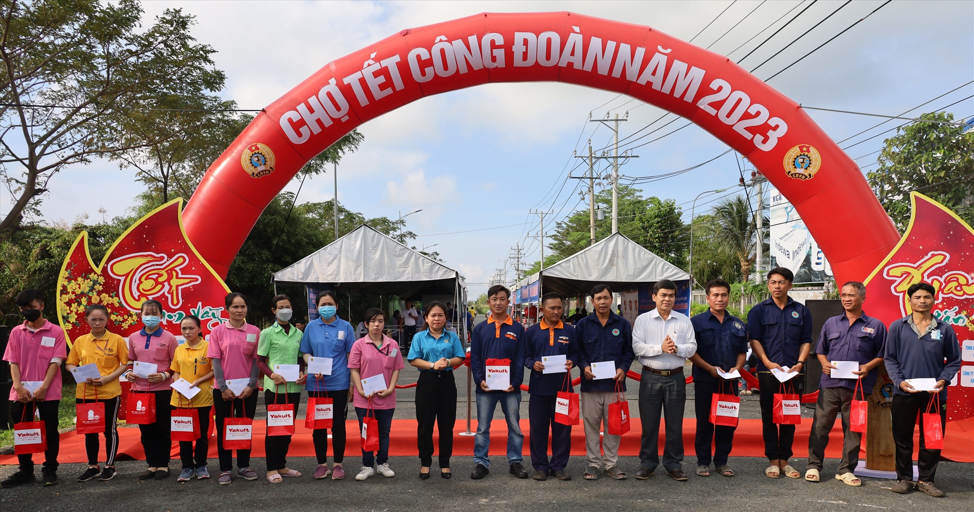 Đồng chí Trương Thanh Thúy - Chủ tịch LĐLĐ tỉnh trao quà cho đoàn viên, người lao động. Ảnh: Mỹ Linh