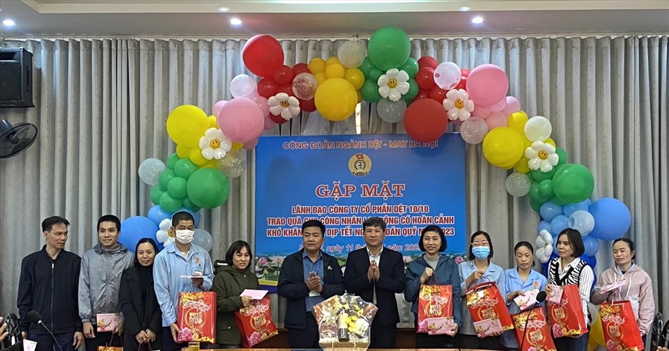 Lãnh đạo Công đoàn ngành Dệt may Hà Nội trao hỗ trợ Tết cho công nhân Công ty Cổ phần Dệt 10/10. Ảnh: Phương Lâm