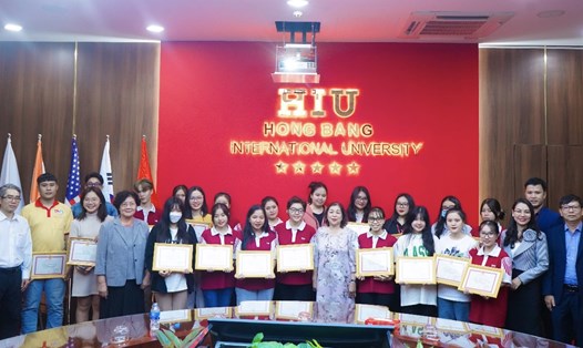 100 suất học bổng được Trường Đại học Quốc tế Hồng Bàng gửi trao đến sinh viên đợt Tết Nguyên Đán 2023. Ảnh: Thuý Huyền