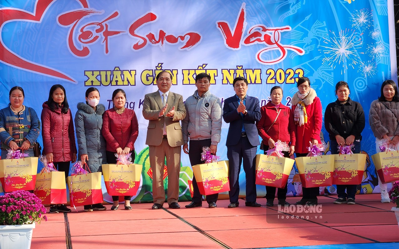 Hàng trăm suất quà đã được trao đến tay công nhân, người lao động huyện Trùng Khánh. Ảnh: An Trịnh.