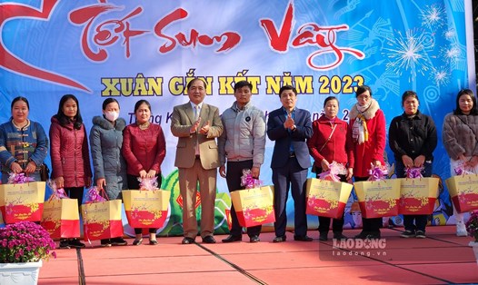 Hàng trăm suất quà đã được trao đến tay công nhân, người lao động huyện Trùng Khánh. Ảnh: An Trịnh.